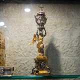 ...conservato in un tabernacolo di cristallo sovrastato da una croce d�argento e retto da un angelo in ottone